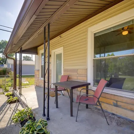Indianapolis Home With Porch - Close To Mile Square!
